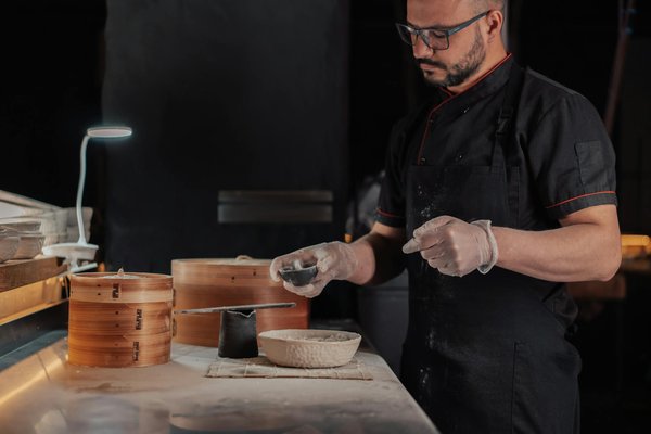 Techniques de préparation de cocktails à base de vin dans un bar à vins moderne