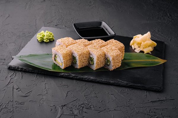 Comment faire des sushis maki avec un assortiment de garnitures ?